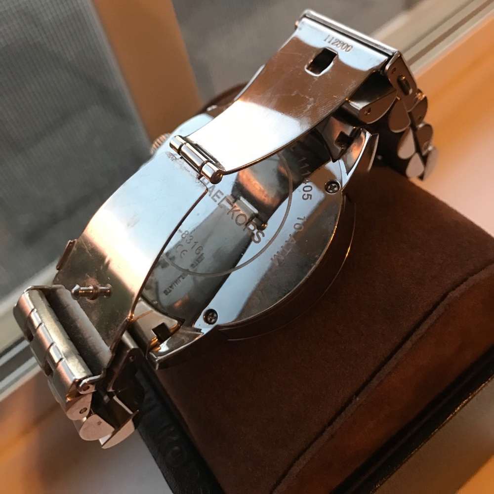 SILVER/BLACK MEN'S MICHAEL KORS WATCH - Picture 3 of 3