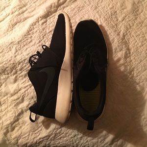 NEVER WORN!!Black Nike shoes