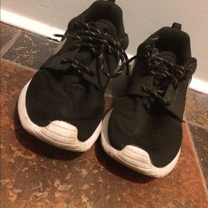 A pair of black nikes