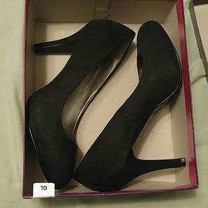 Suede Black Pumps