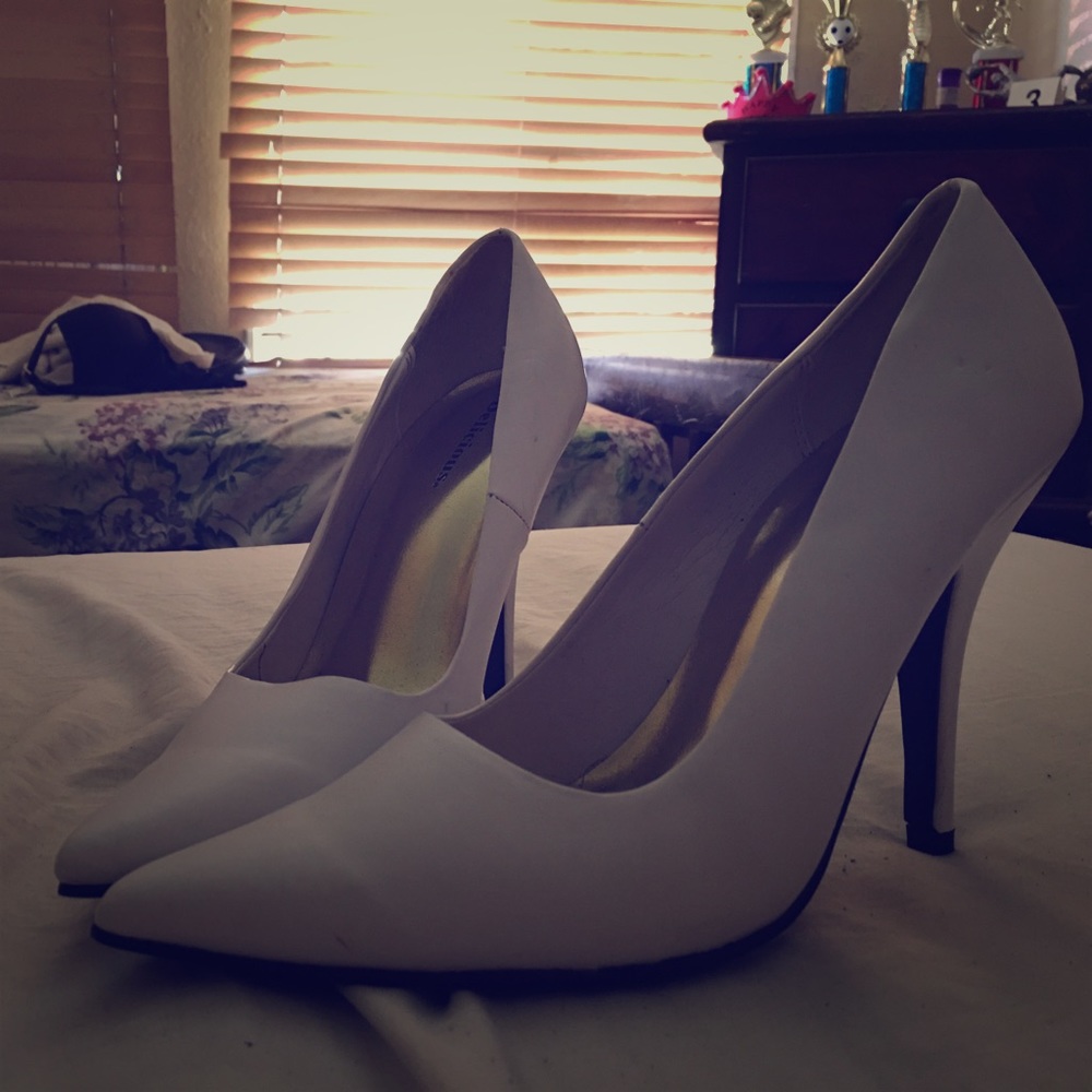 Whistle pointy heels