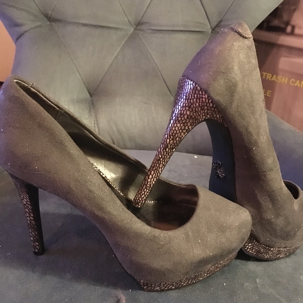 Simply Vera Wang gray pumps snakeskin heel