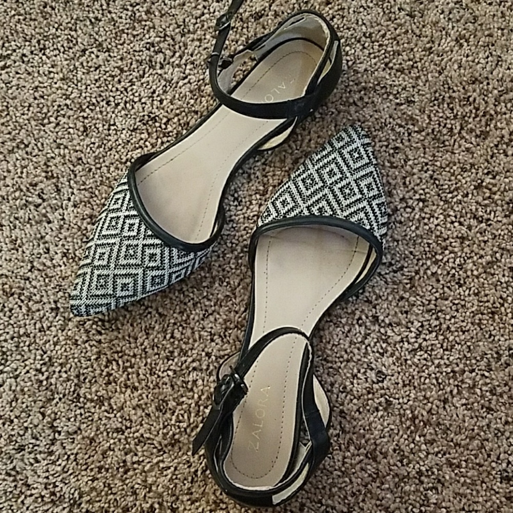 Ballerina pointed flats.