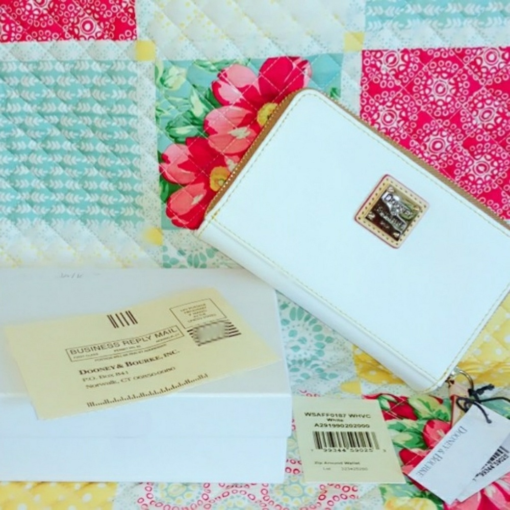 💌SOLD💌Dooney & Bourke Saffiano Zip Around Wallet