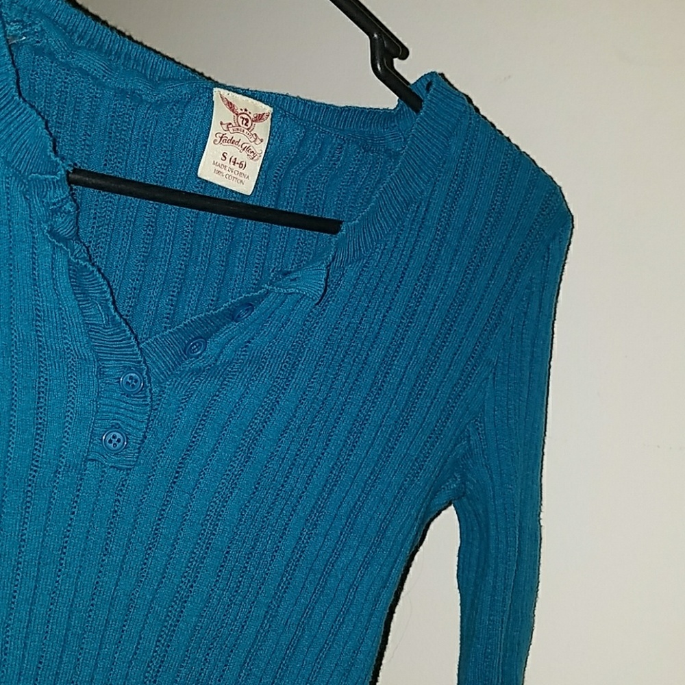 A sweater - Picture 2 of 8