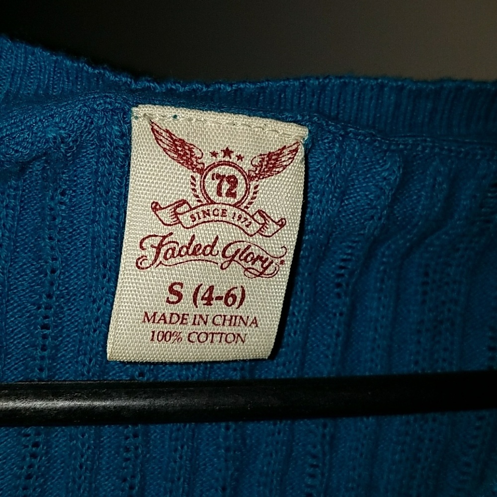 A sweater - Picture 3 of 8