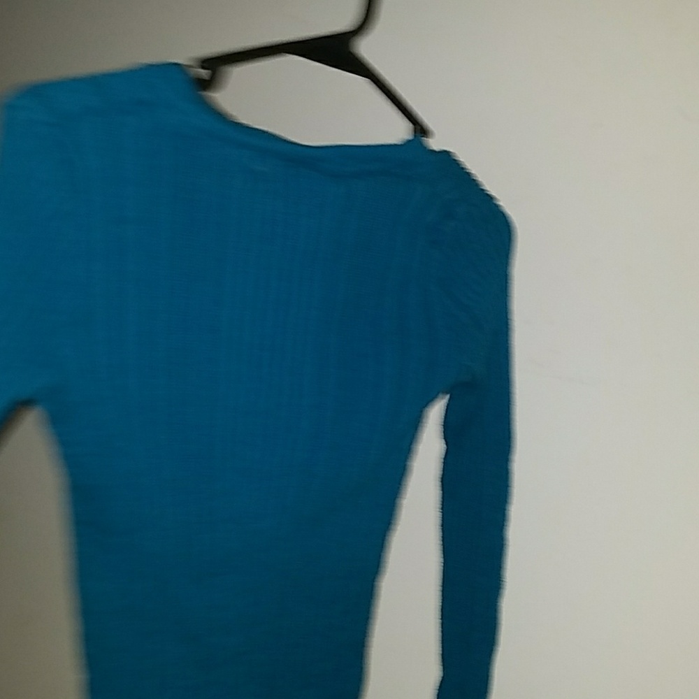 A sweater - Picture 4 of 8