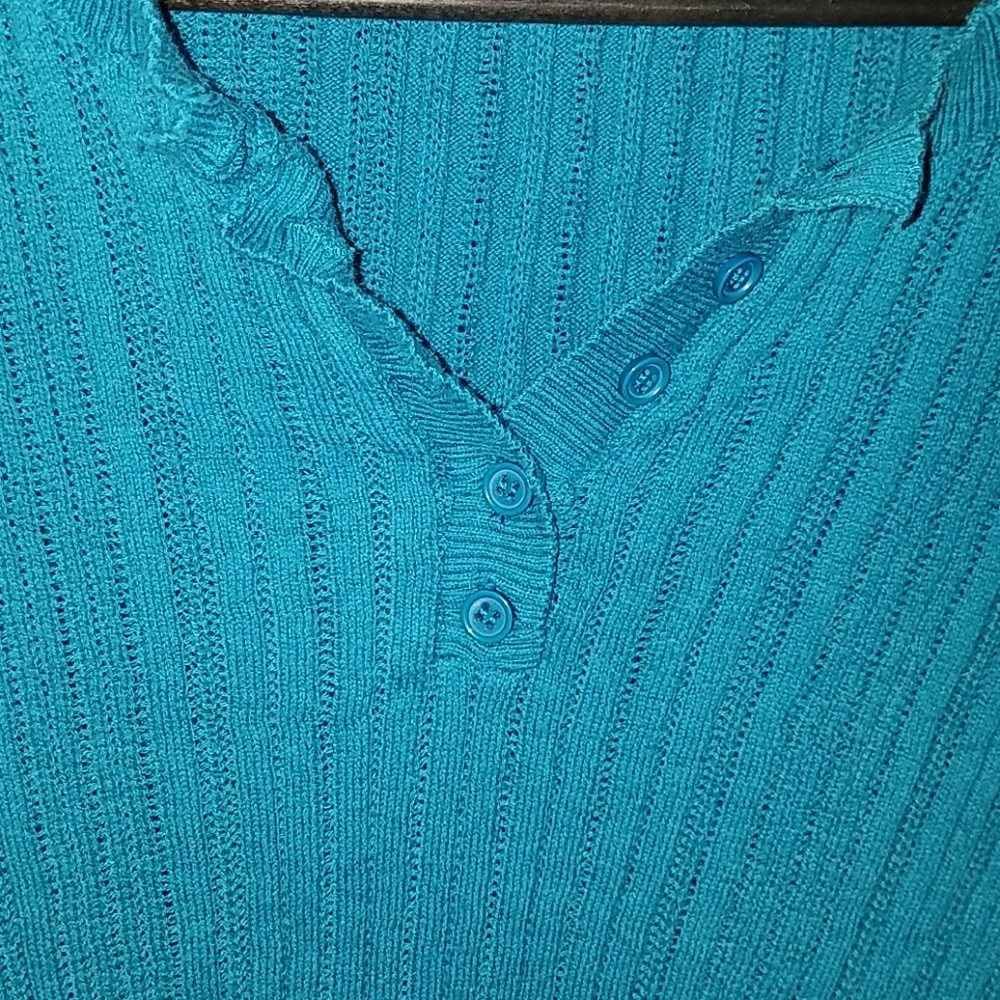 A sweater - Picture 5 of 8