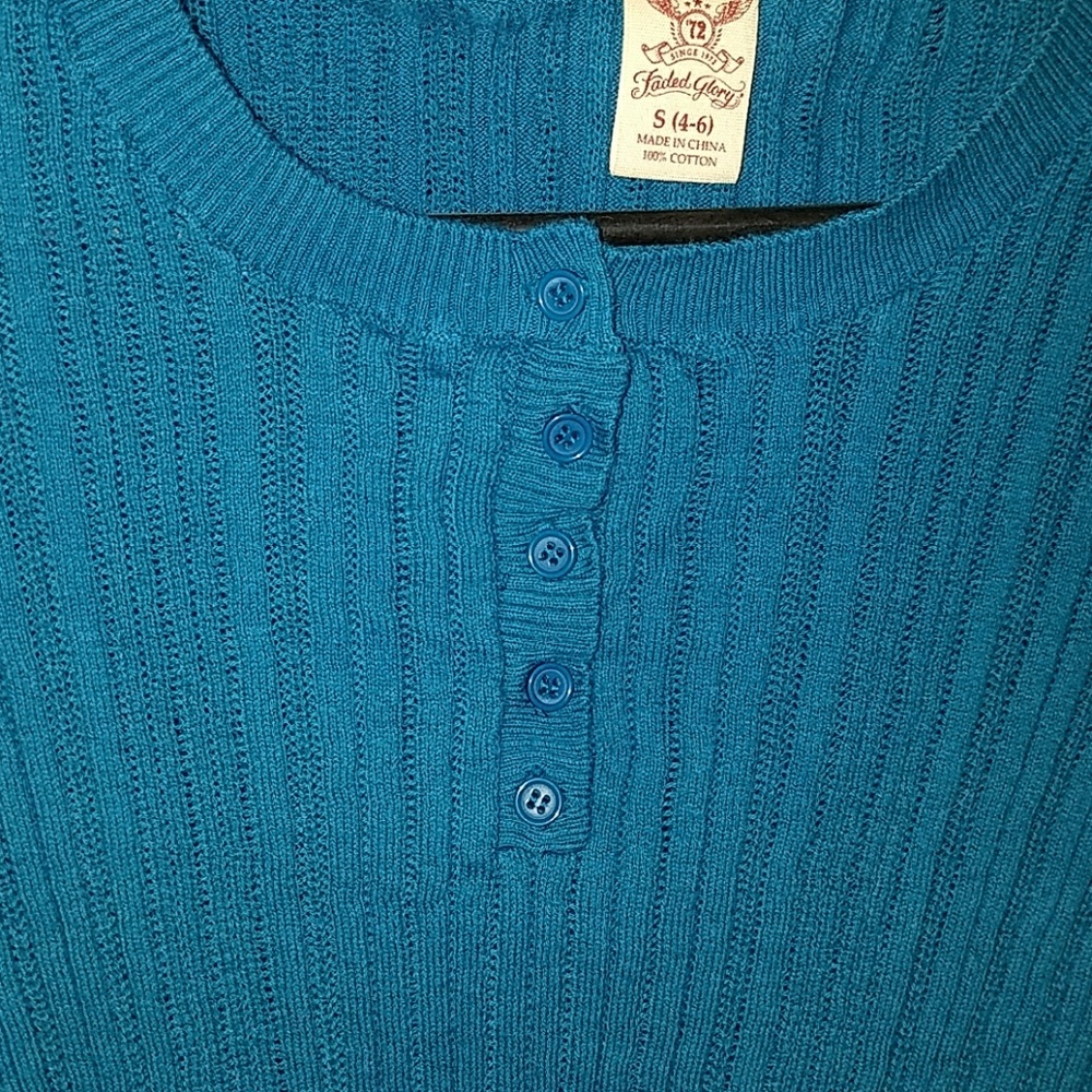 A sweater - Picture 6 of 8