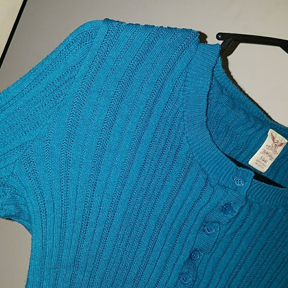 A sweater - Picture 7 of 8