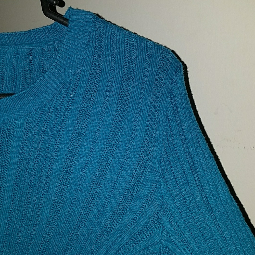 A sweater - Picture 8 of 8