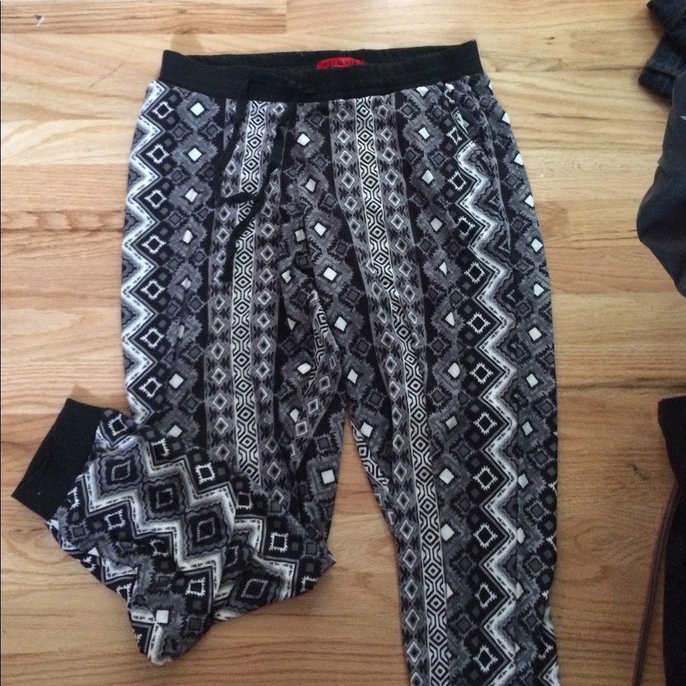 BLACK AND WHITE GENIE PANTS🕶😸