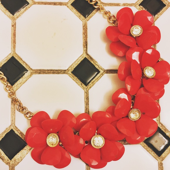 Red flower 🌹🌹 statement necklace. - Picture 1 of 2
