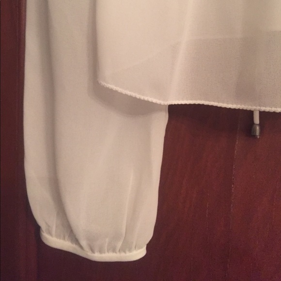 Dolce vita white top w/ lace back and detail front - Picture 3 of 6