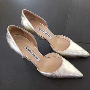 Manolo Blahnik mid heel gold size 36 pumps