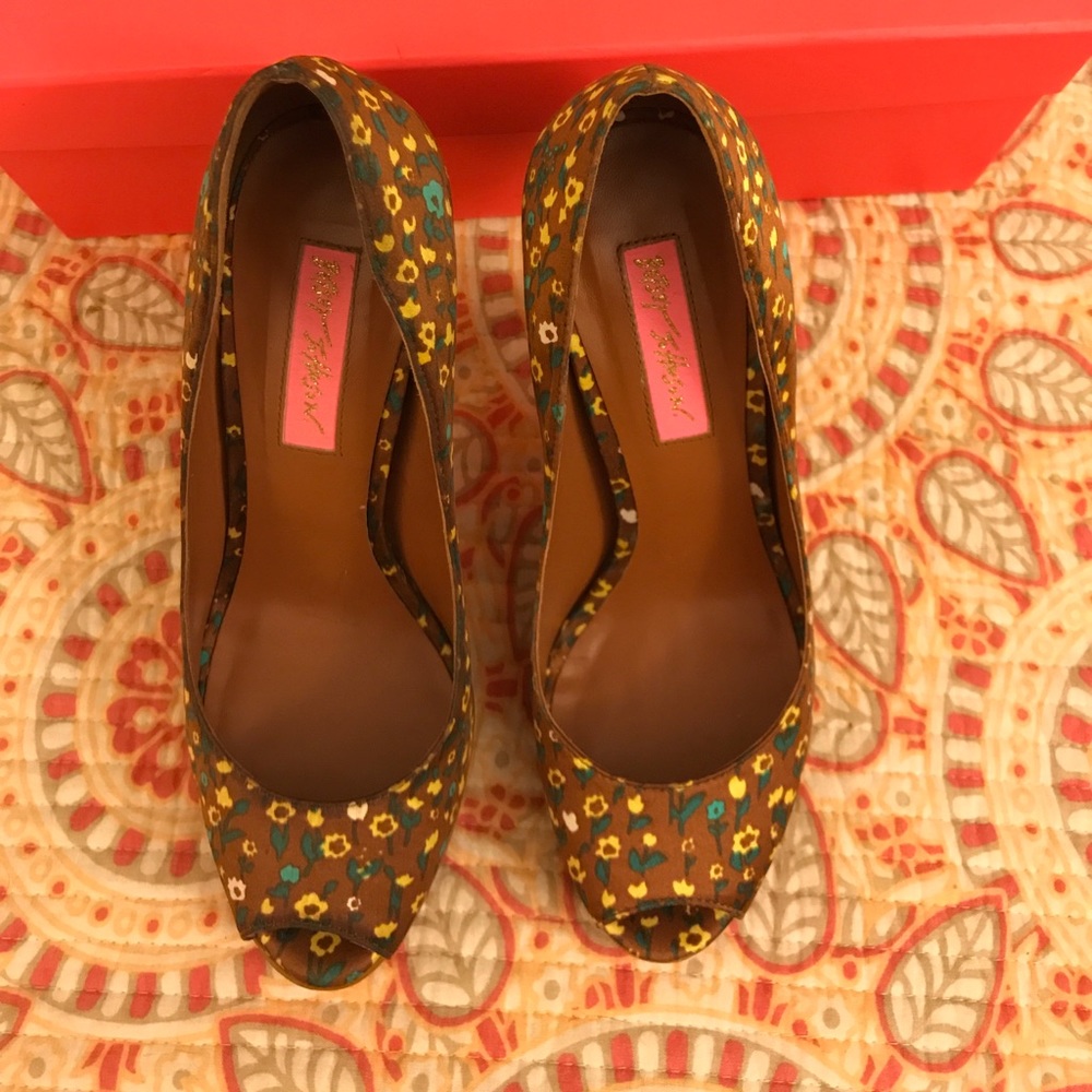 Betsy Johnson brown floral platforms. - Picture 2 of 7