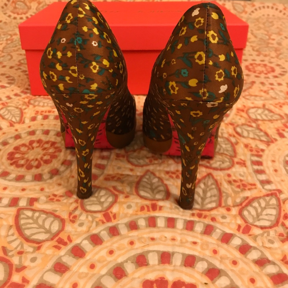 Betsy Johnson brown floral platforms. - Picture 3 of 7