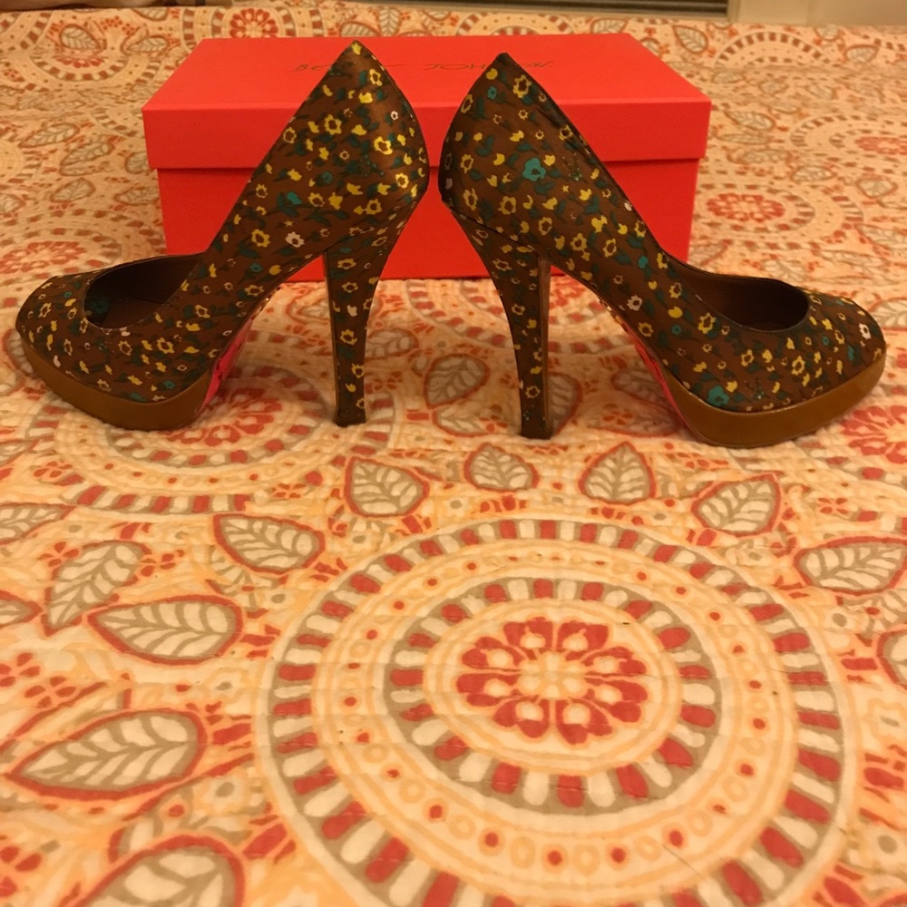 Betsy Johnson brown floral platforms. - Picture 4 of 7