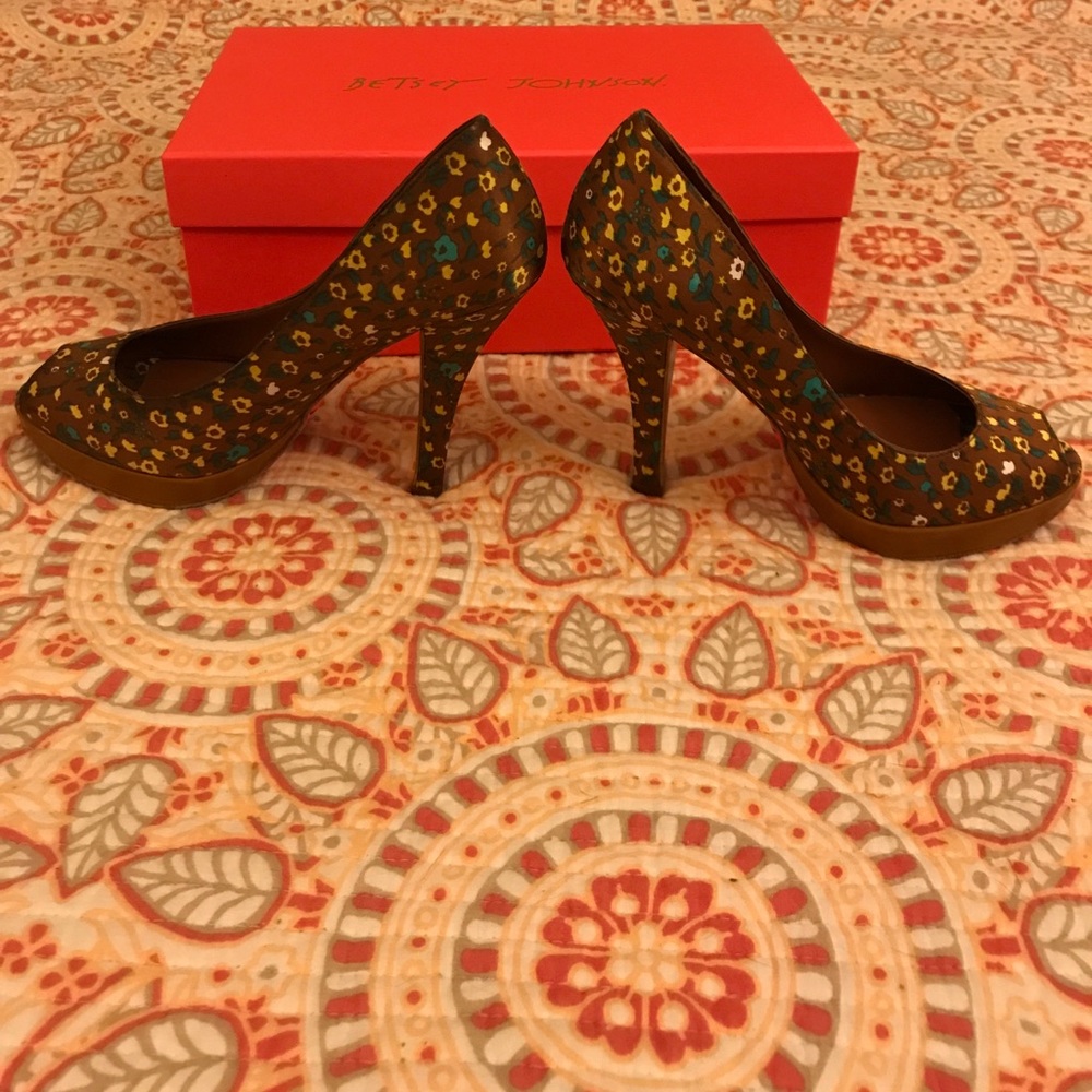 Betsy Johnson brown floral platforms. - Picture 5 of 7