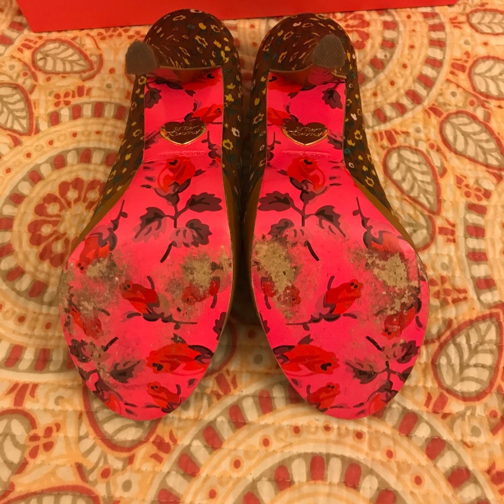 Betsy Johnson brown floral platforms. - Picture 6 of 7