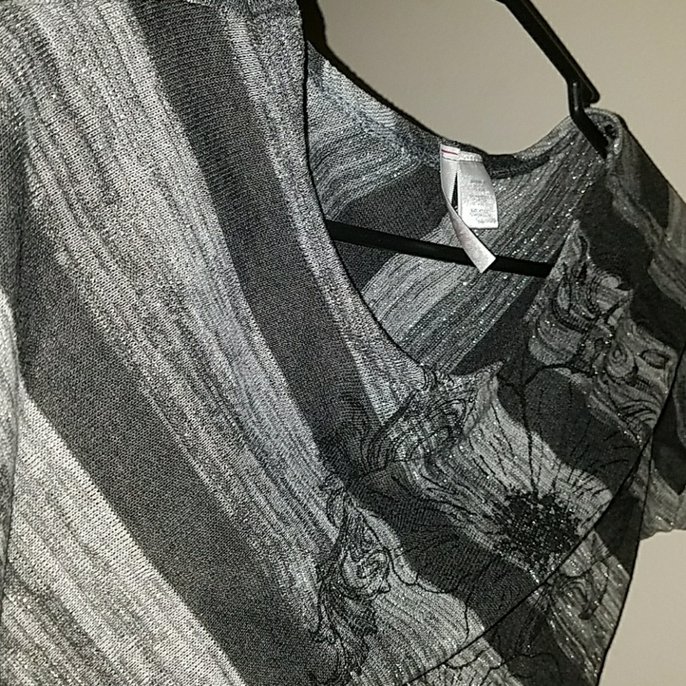A t-shirt - Picture 8 of 8