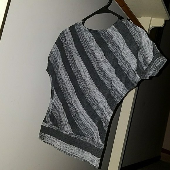 A t-shirt - Picture 5 of 8