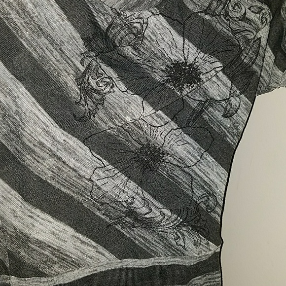 A t-shirt - Picture 7 of 8