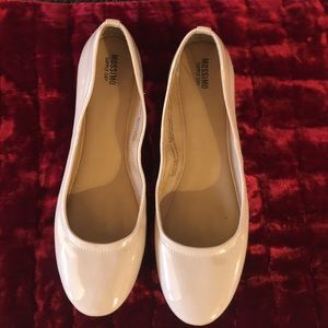 Great nude faux  patent leather flats!!