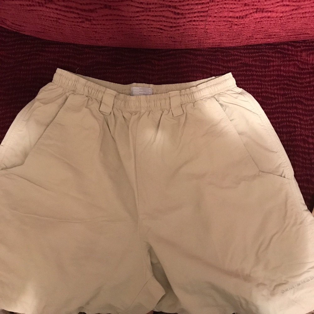 Columbia shorts size small 6in inseam khaki