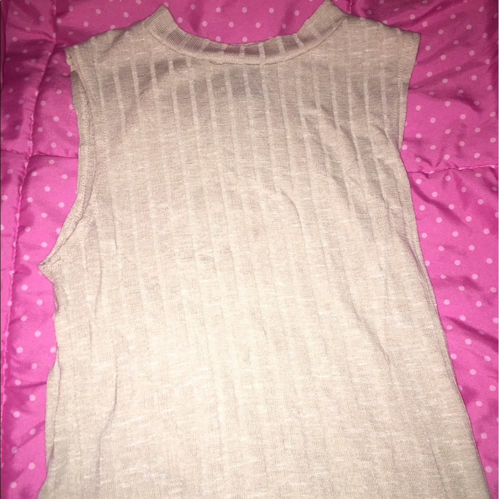 Cut off sleeve short turtle neck