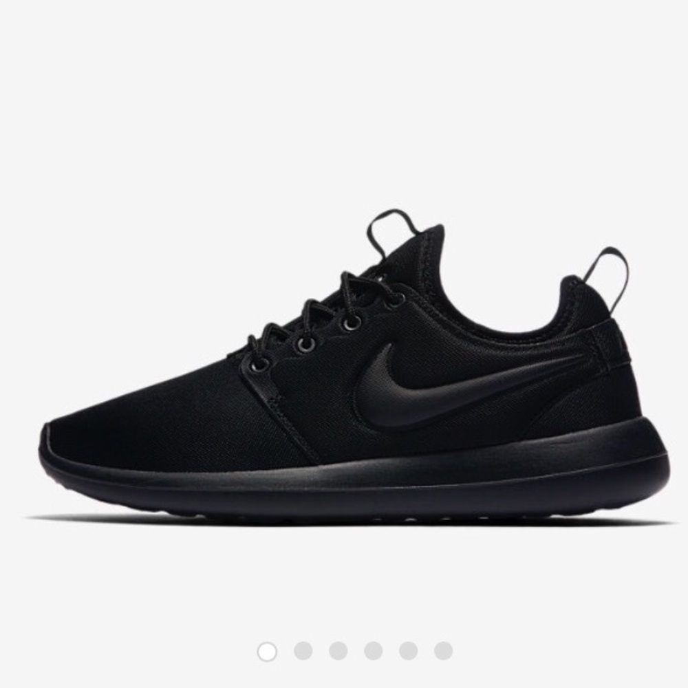 NWT FLASH SALE ⬛️▪️All black Nike Roshe Runs▪️⬛️