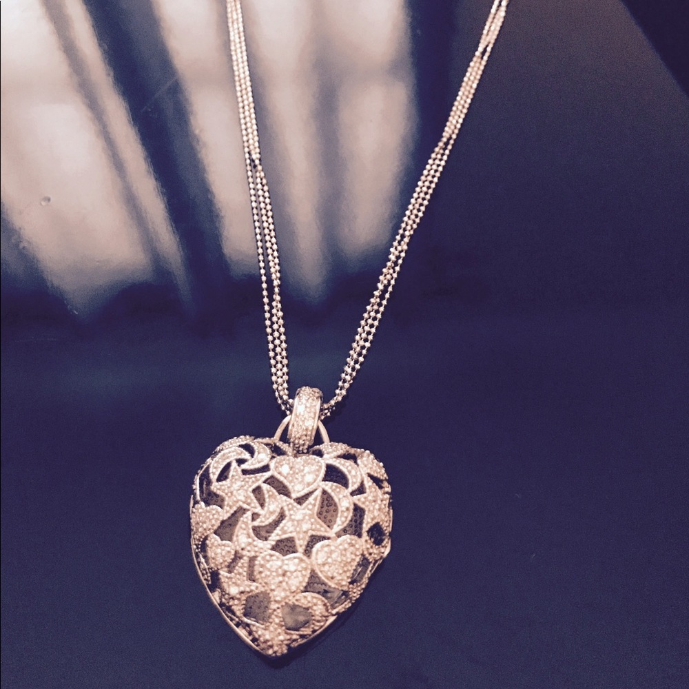 This is a beautiful 925 steeling silver necklace