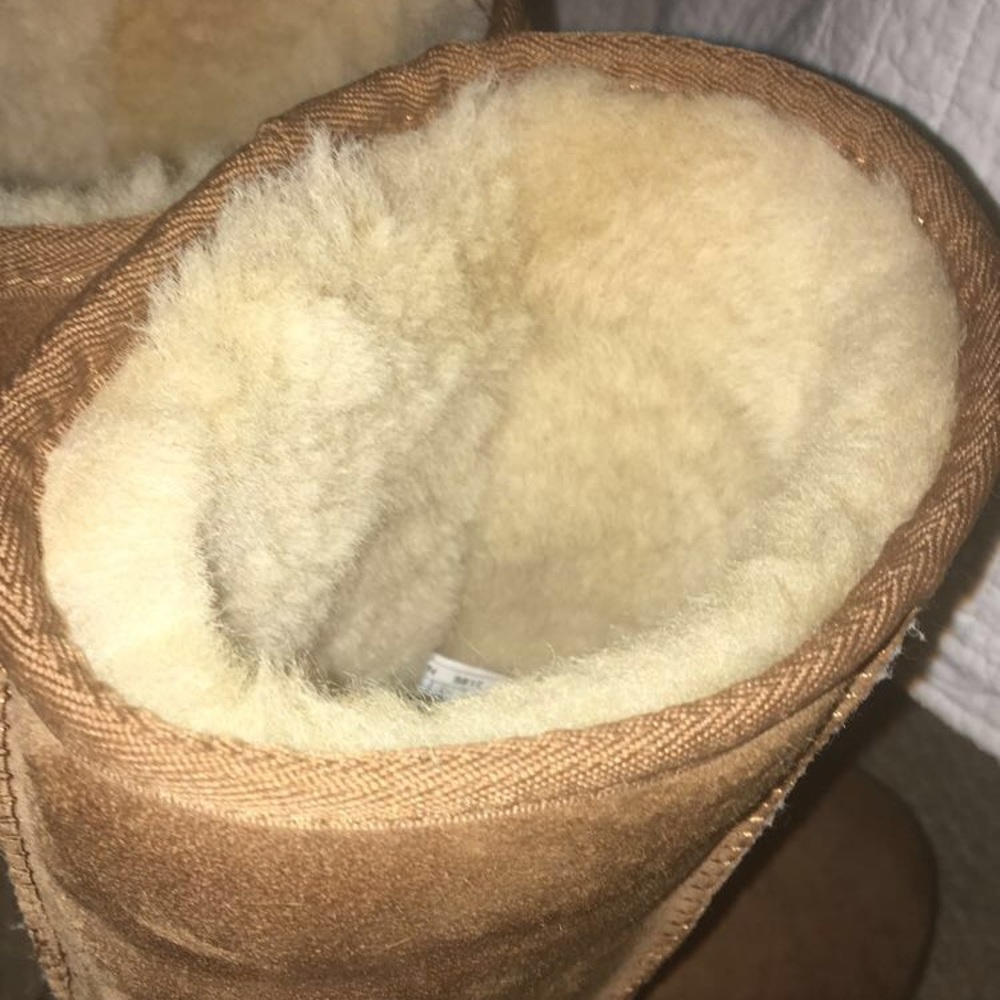 UGGS - Picture 2 of 7