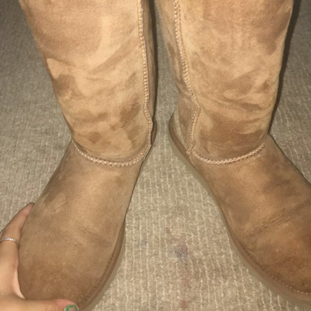 UGGS - Picture 5 of 7