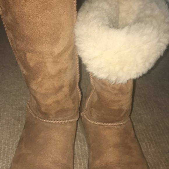 UGGS - Picture 3 of 7