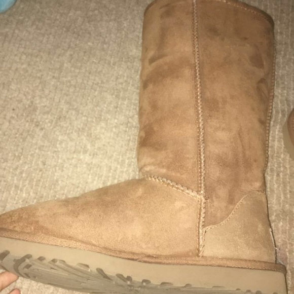 UGGS - Picture 4 of 7