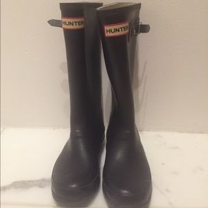 Girl's Hunter Navy rainboots, size 2.