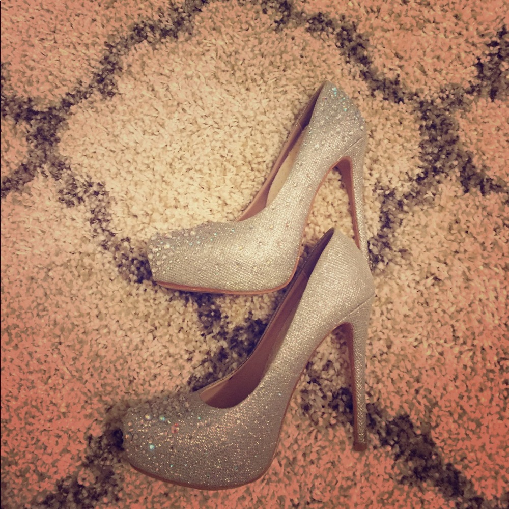 Silver sparkly pumps