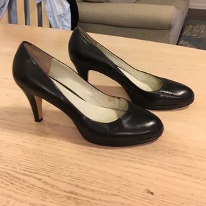 Black leather Nine West pumps! Size 10!