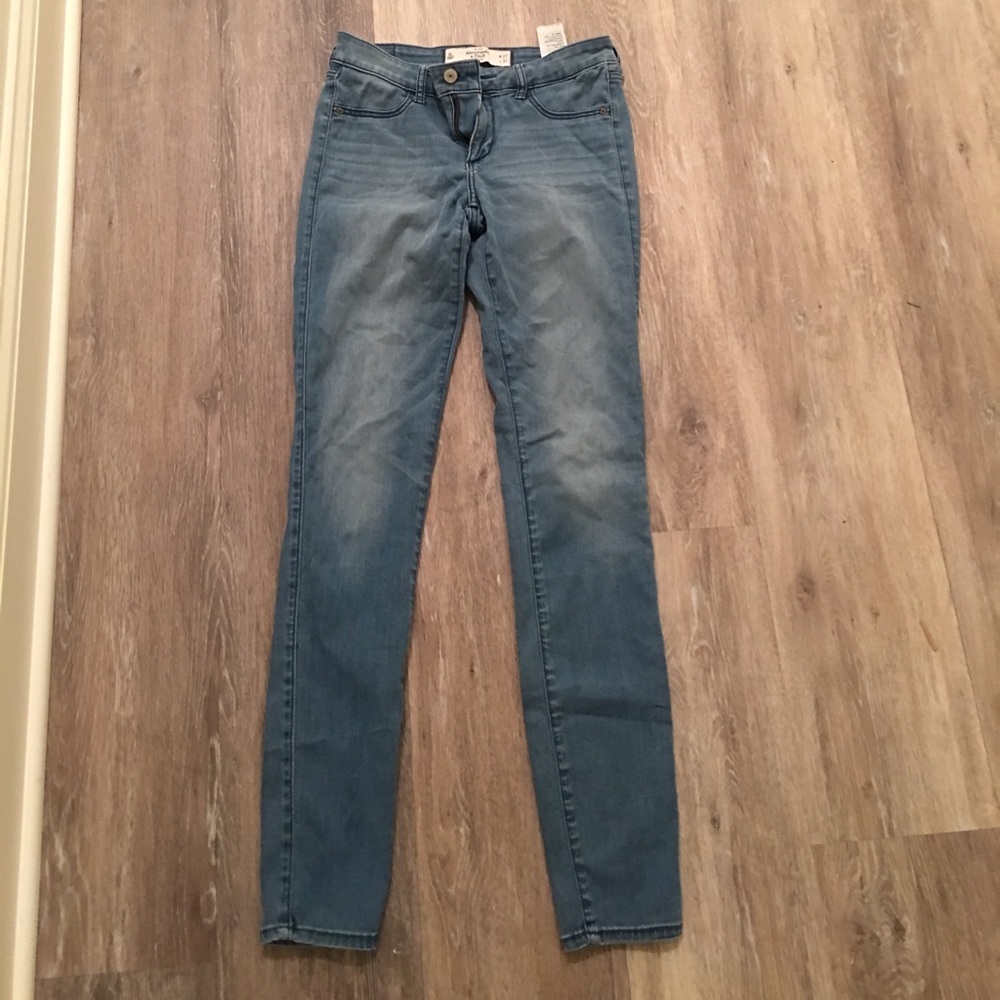 A&F size 4L light wash abercrombie and Fitch jean