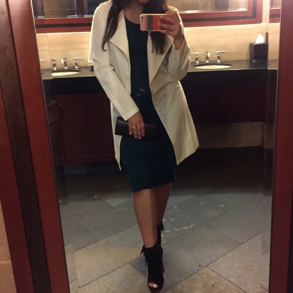 Cream colored trench coat - Picture 1 of 4