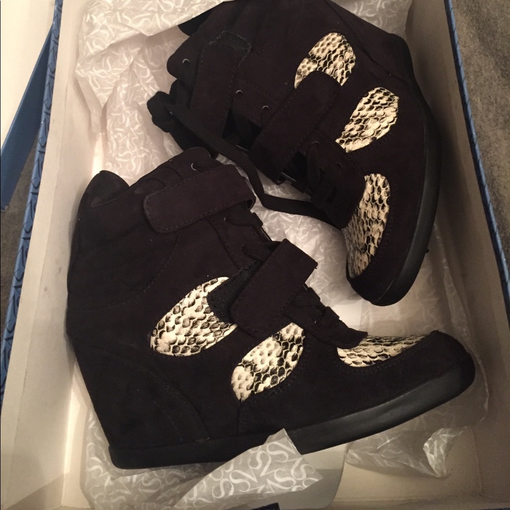 Vera wang sneaker wedge