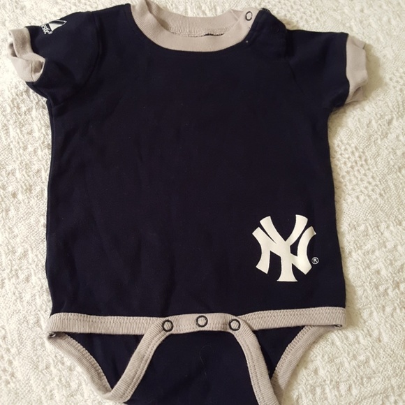 Majestic Other - Yankees onesie