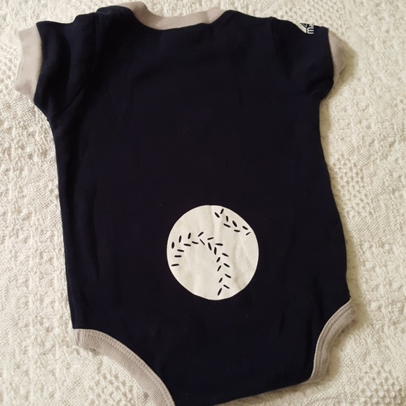 Yankees onesie - Picture 2 of 2