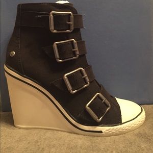 Vera wang sneaker wedge