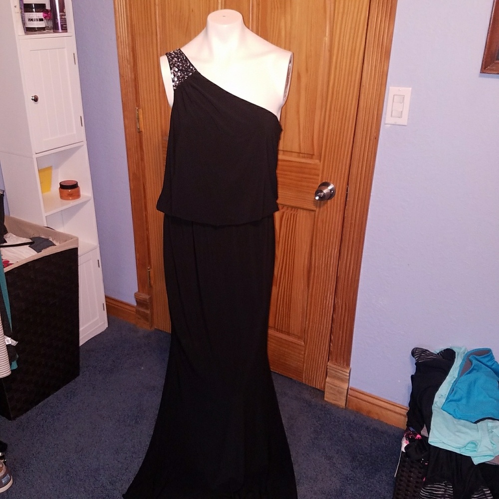 Gorgeous one-shoulder gown