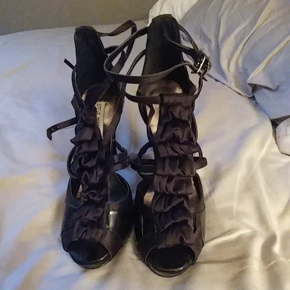Steve Madden black ruffle heels
