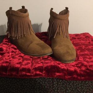 Super cute, faux suede, bootie worn twice!! 👢