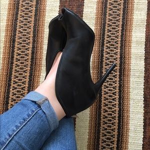 Cosmopolitan black pump with cutout