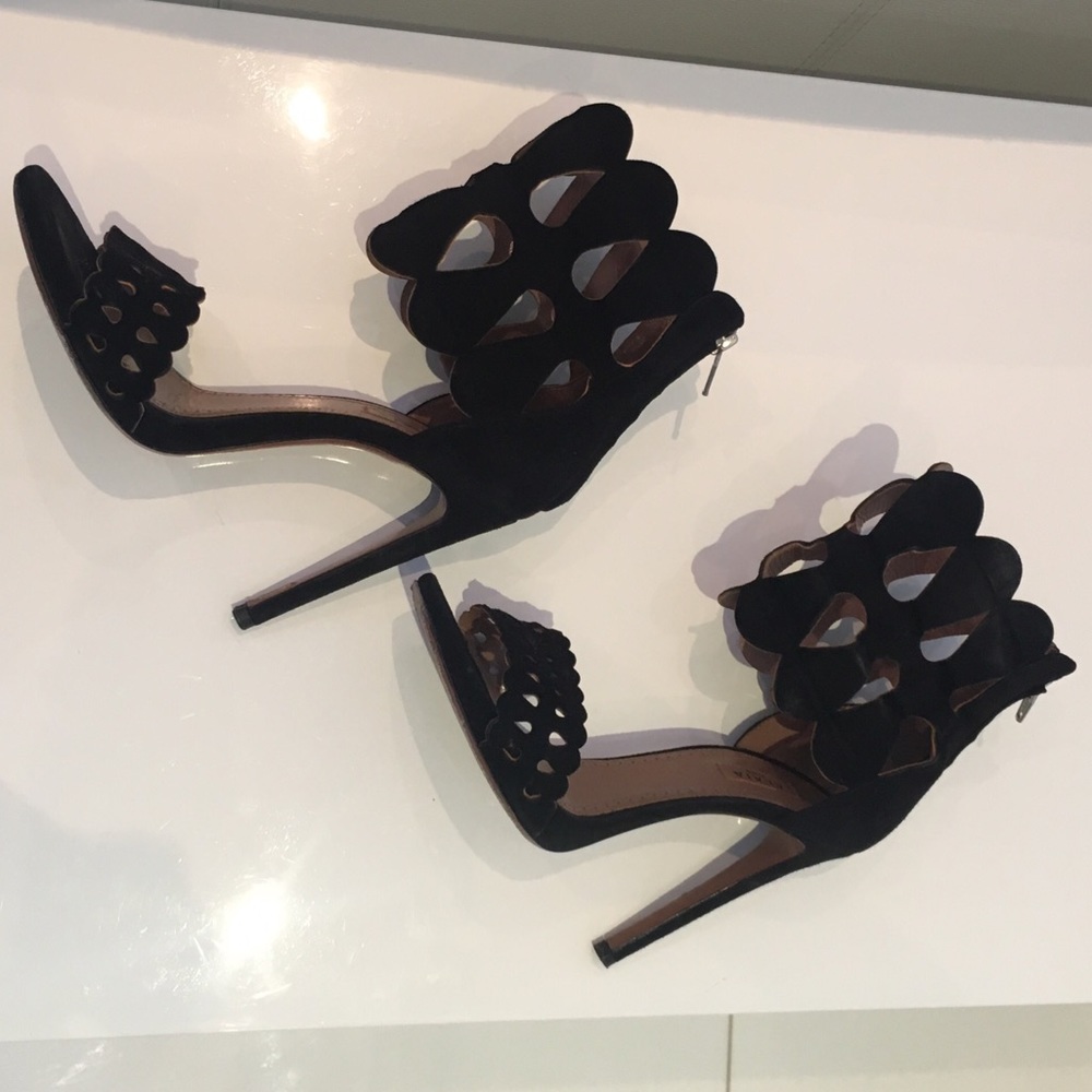 Auth Alaïa Cutout Suede Sandals